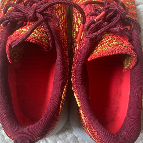 Nike Women’s Roshe One Flyknit running shoe - Picture 5 of 7